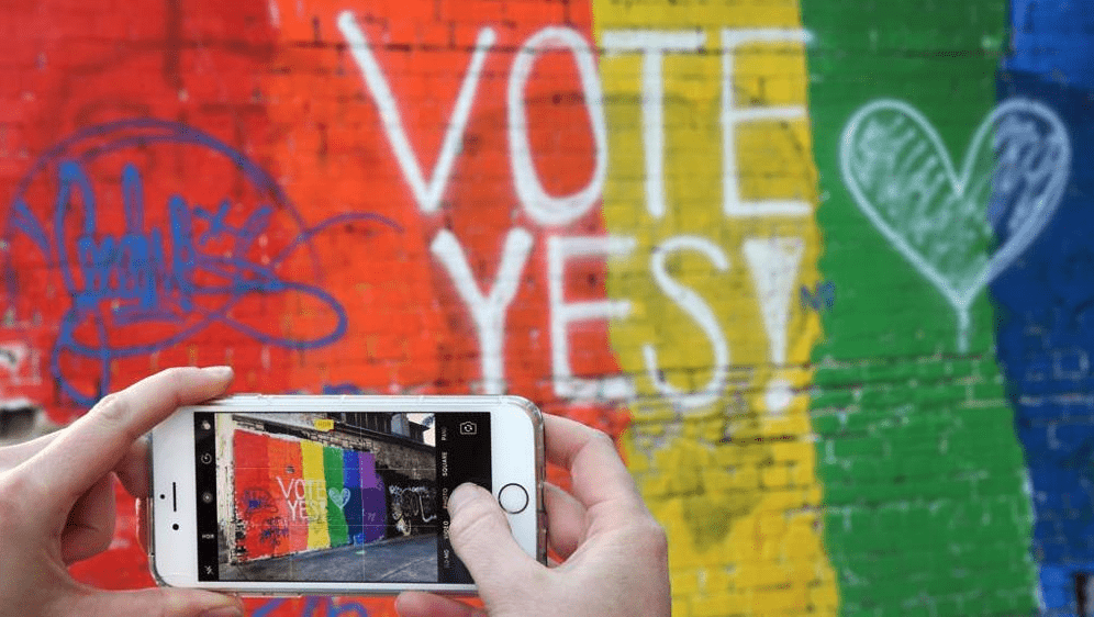 Murales LGBT ripreso tramite smartphone
