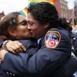 due vigili del fuoco si fidanzano al new york Pride coolcuore