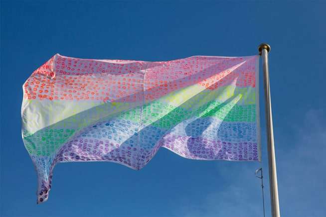Bandiera arcobaleno formata da baci coolcuore